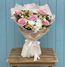 Букет цветов из:  Гвоздики, Орхидеи и Розы в Сланцах
