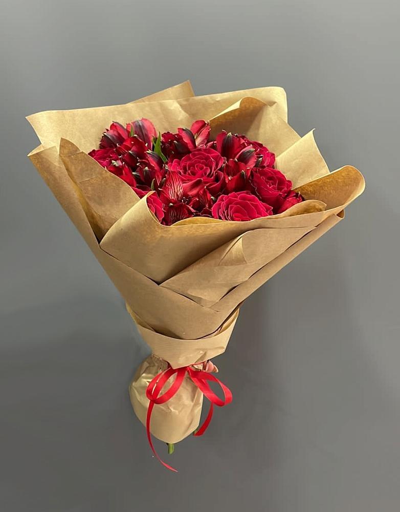 Букет цветов из: Альстромерии и Розы в Сланцах