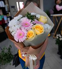 Букет цветов из:  Герберы, Розы и Хризантемы в Сланцах