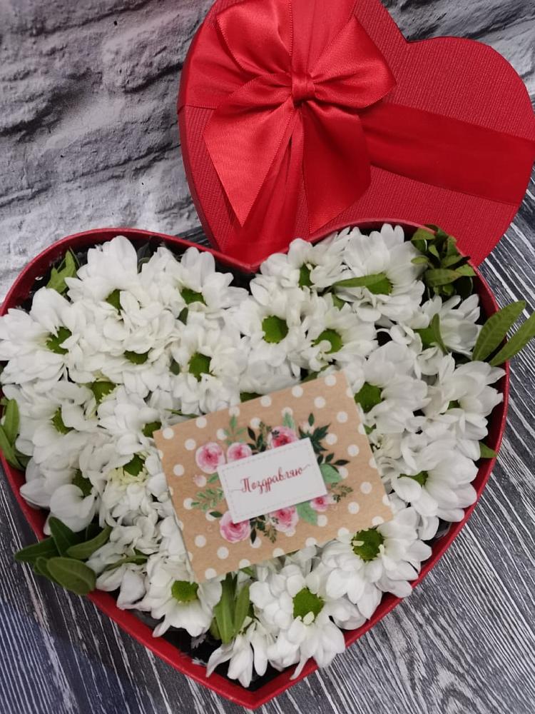 Цветочная композиция из Хризантемы в виде сердца в Сланцах