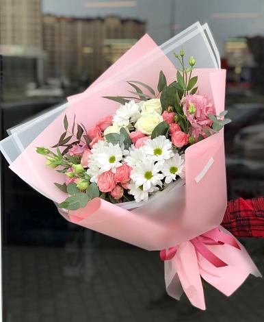Букет цветов из: Розы, Лизиантусы и Хризантемы в Сланцах